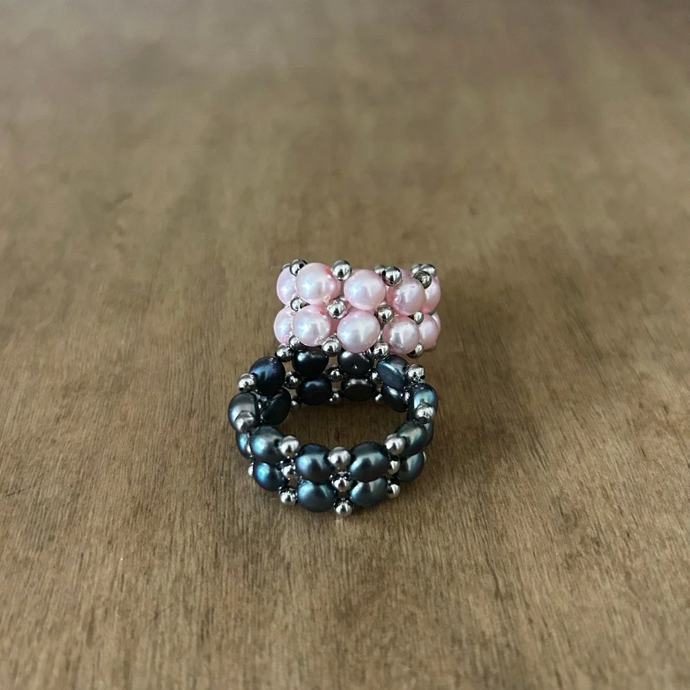Woven Pearl Beaded Ring Set Pink and Peacock Grey Iridescent Size 9.5 Old money